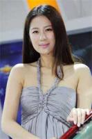 网络精致女孩她居然到处摆地摊？